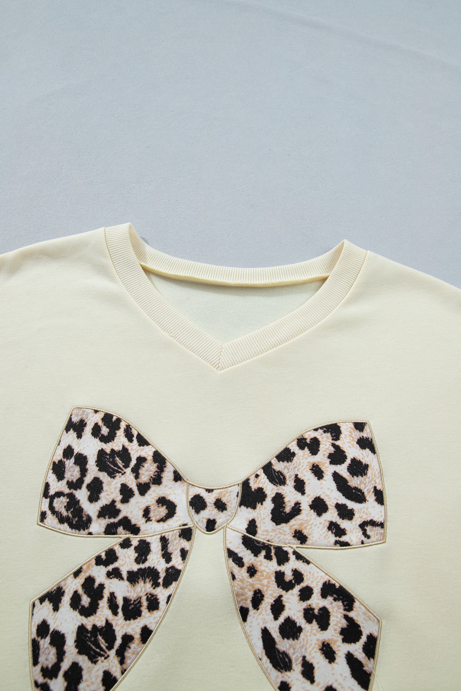 White Contrast Leopard Bow Patched V Neck Loose Tee Drawstring Shorts 2pcs Outfit