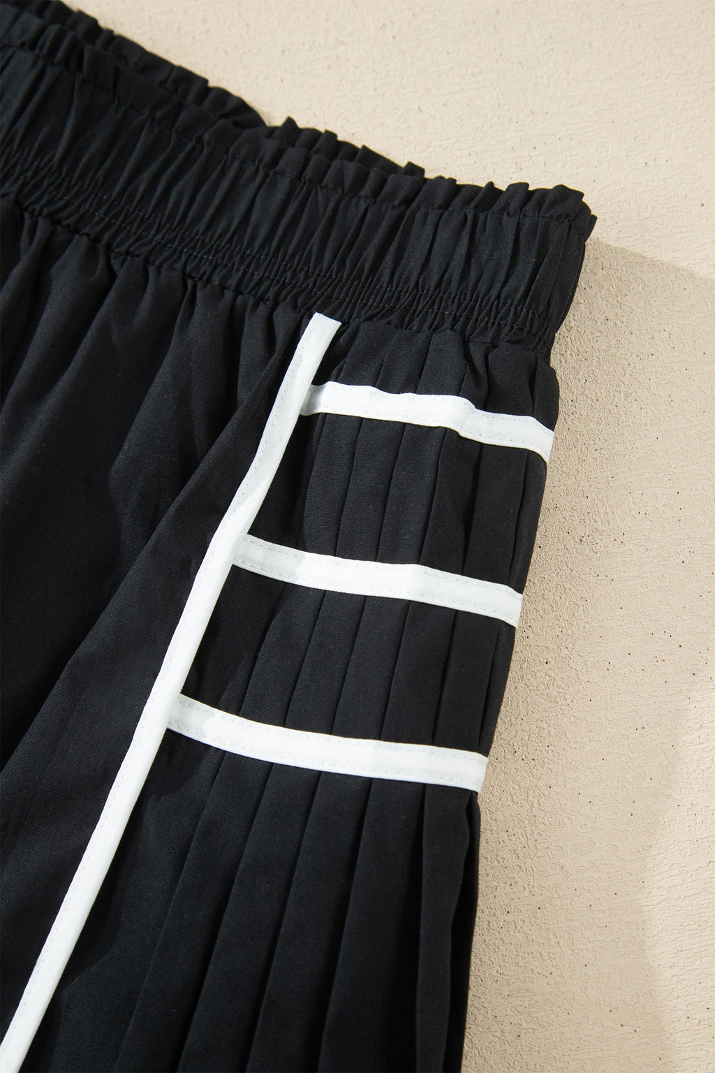 Black Contrast Trim Pleated Casual Active Shorts