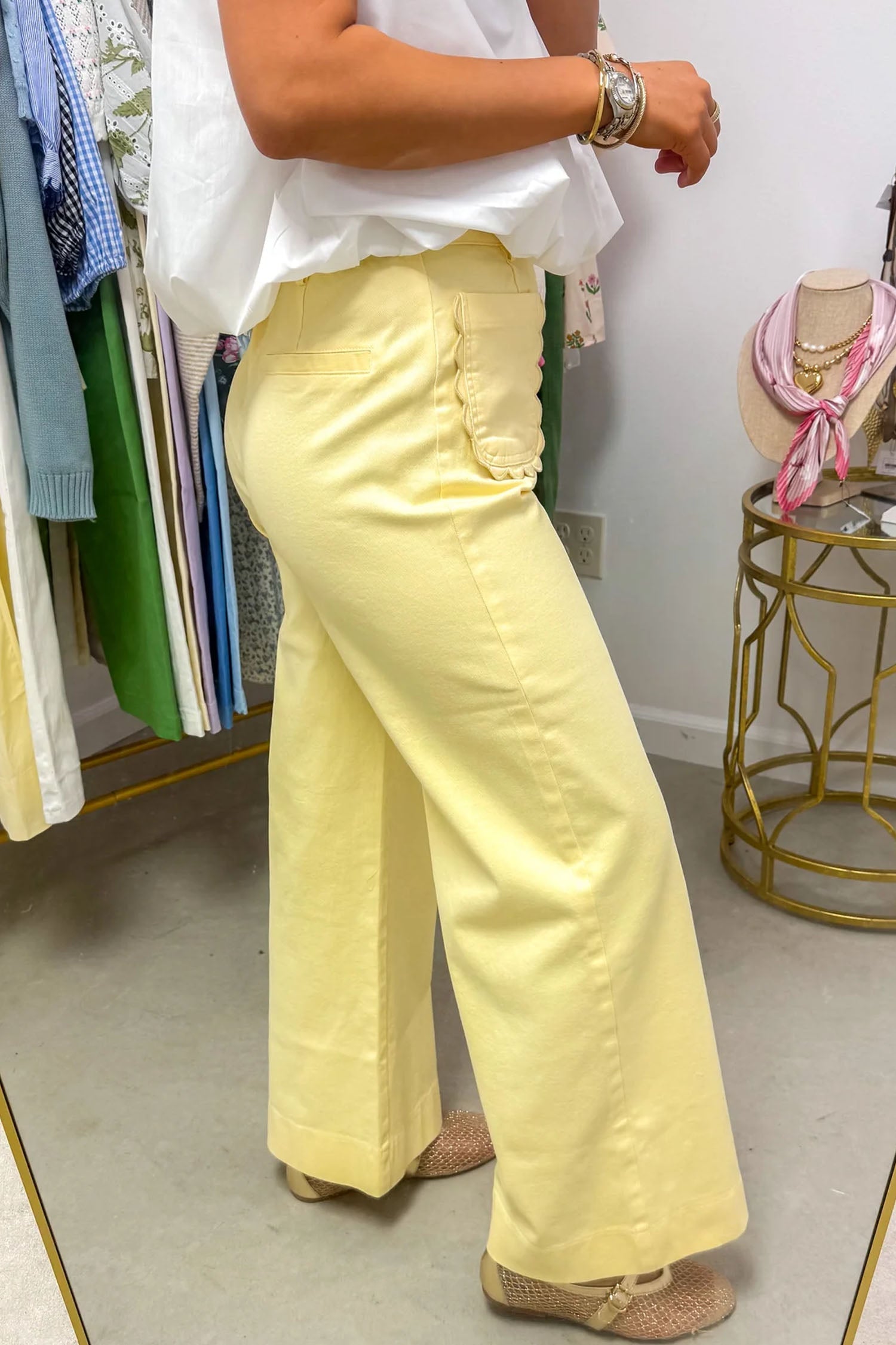 White Solid Color Scalloped Patch Pocket Shift Jeans