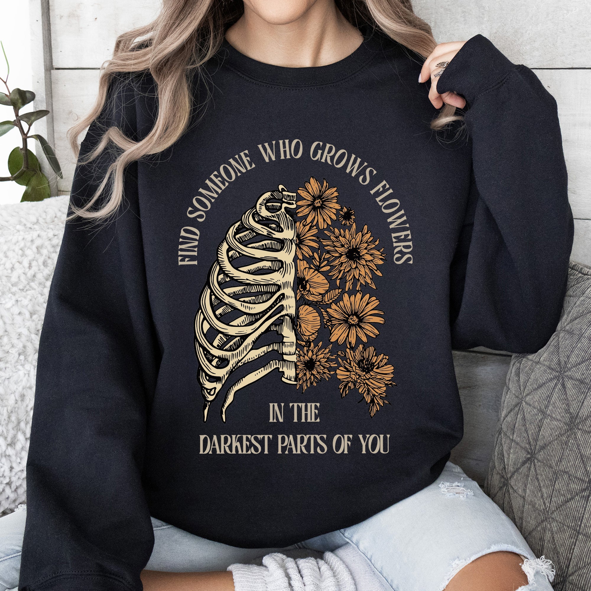 Find Someone Who Grows Flowers Skeleton Cowgirl Floral Western Skeleton Art Design Sweatshirt