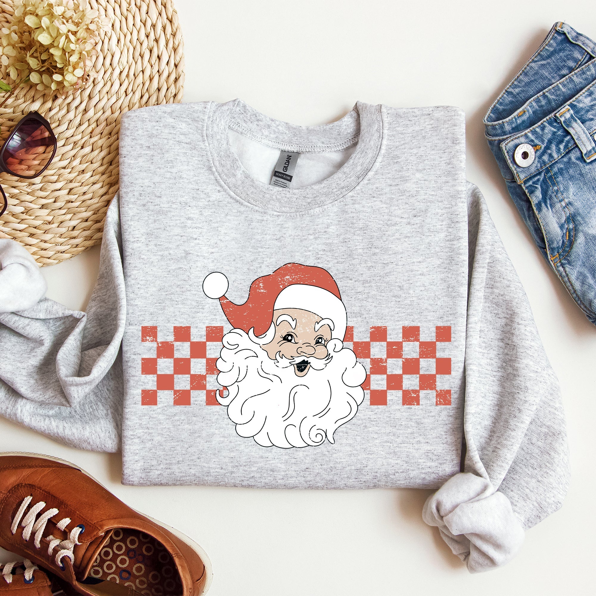 Retro Santa Checkered Christmas Pattern Vintage Santa Claus Artwork For Winter Cozy Sweatshirt