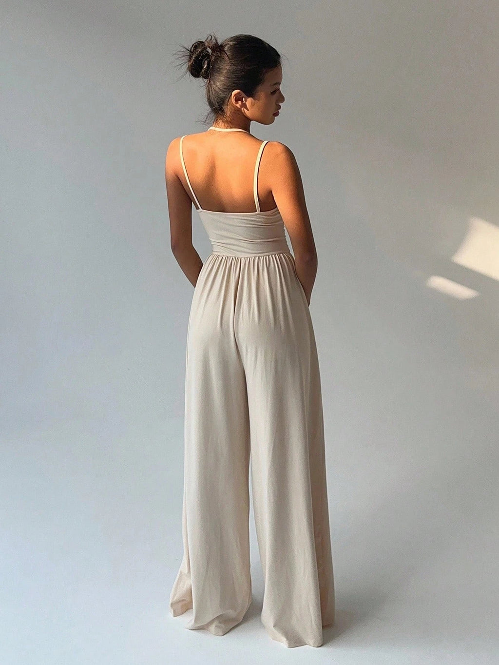 Women's Casual Solid Color Pleating Loose Straight Jumpsuit A-line Backless Halter Neck Slim Cami Jumpsuit Streetwear 2025