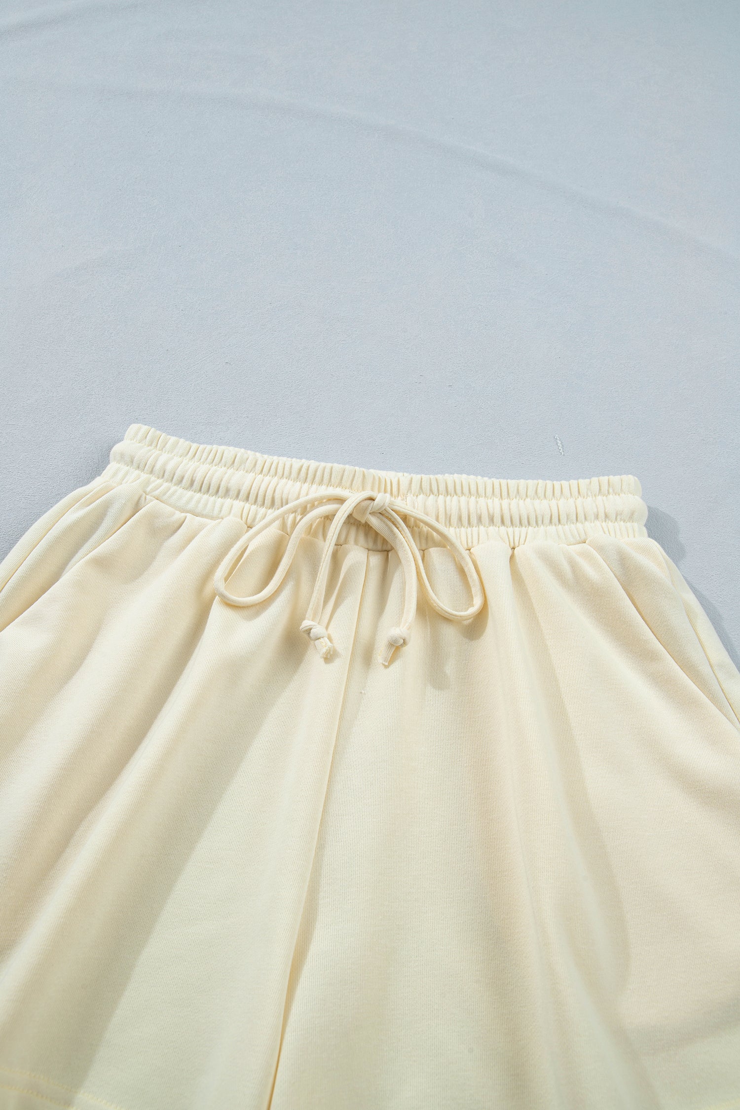 White Contrast Leopard Bow Patched V Neck Loose Tee Drawstring Shorts 2pcs Outfit