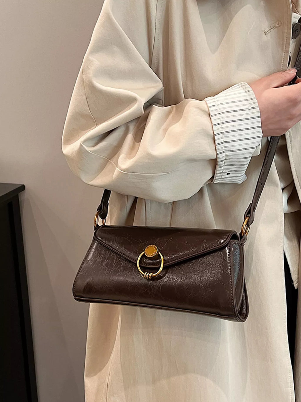 Retro Ring Decor Shoulder Bag