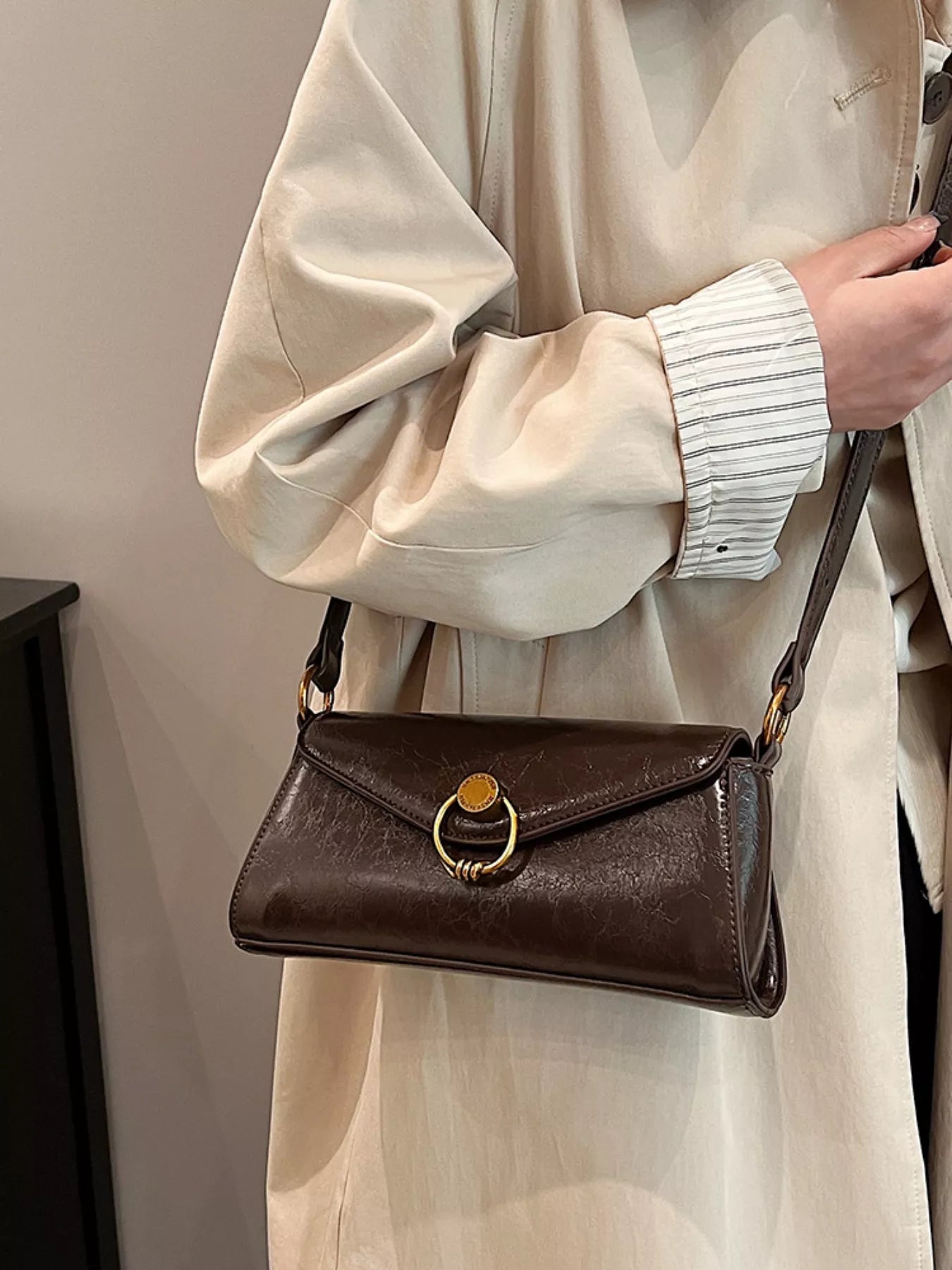 Retro Ring Decor Shoulder Bag