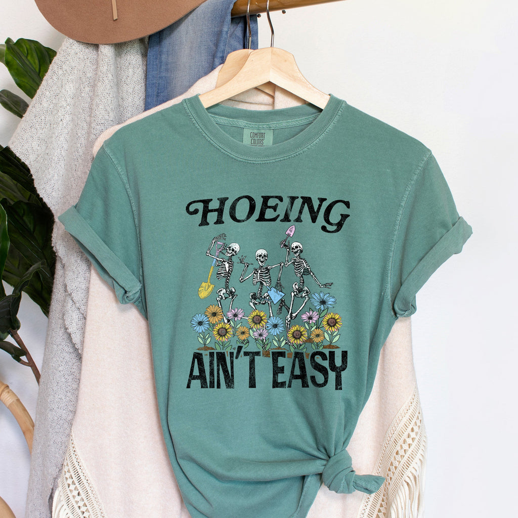 Hoeing Ain't Easy A Lighthearted Garden Life Joke For Gardeners Farmers And Plant Lovers Comfort Colors Tee