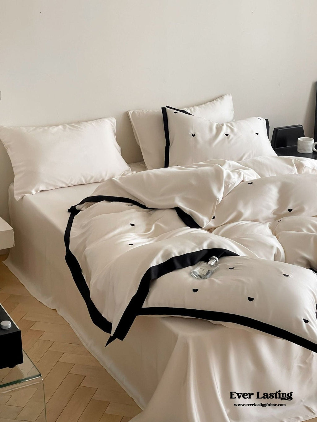 Silky Black Heart White Bedding Set / White + Black