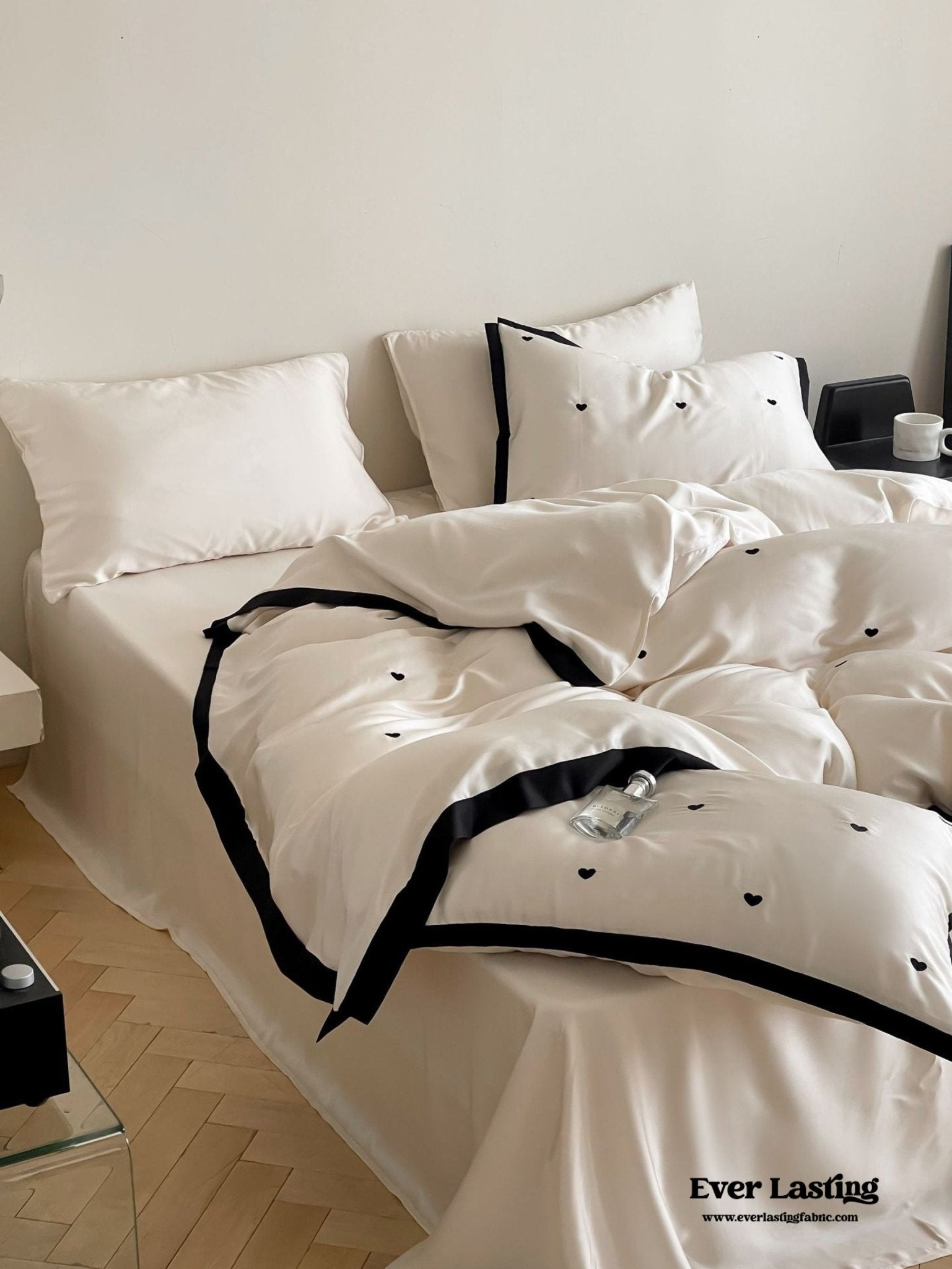 Silky Black Heart White Bedding Set / White + Black
