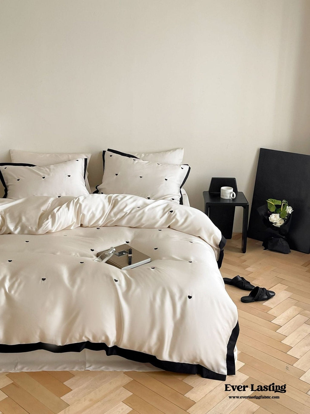 Silky Black Heart White Bedding Set / White + Black